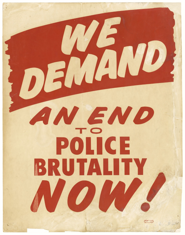 Plakat mit fetter schwarzer Schrift "Wir fordern jetzt ein Ende der Polizeigewalt" auf weißem Hintergrund, eingerahmt von einem schwarzen Rand in moderner Schriftart.