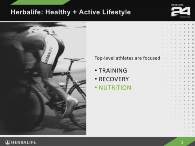 Eine Person, die auf einem Fahrrad auf einer Straße mit Text im Hintergrund fährt.