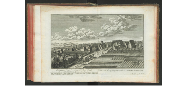 Ein offenes Buch mit dem Titel "Landschaft der Rhein-Westfalen" aus dem Jahr 1805, das eine Zeichnung eines Dorfes mit Häusern, Bäumen, Hügeln und Wolken am Himmel zeigt.