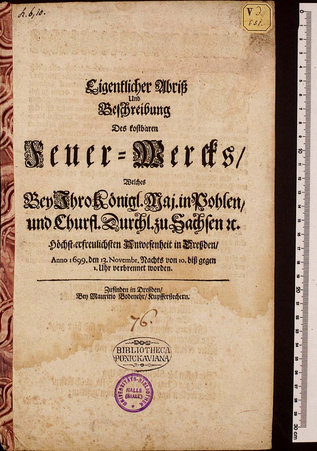 Altes Buch mit dem Titel "Bibliotheca Ponckaviana 1699-1810" mit Text und einem Stempel, neben einer Messlatte auf einem schwarzen Hintergrund.