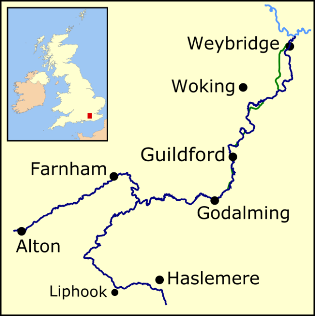Eine detaillierte Karte des Vereinigten Königreichs und Irland mit der Route Weybridge nach Guildford, die Städte, Ortschaften und Gewässer entlang der Strecke hervorhebt, begleitet von Text mit zusätzlichen Informationen.