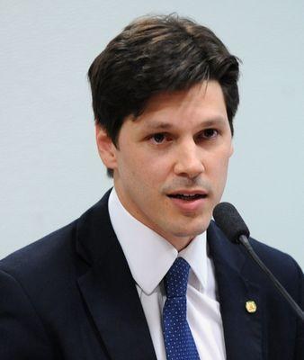 Ein Mann im Anzug spricht in ein Mikrofon an einem Rednerpult, wahrscheinlich um die Genehmigung eines Gesetzes zur Verbots des Internets durch die Regierung zu verkünden.