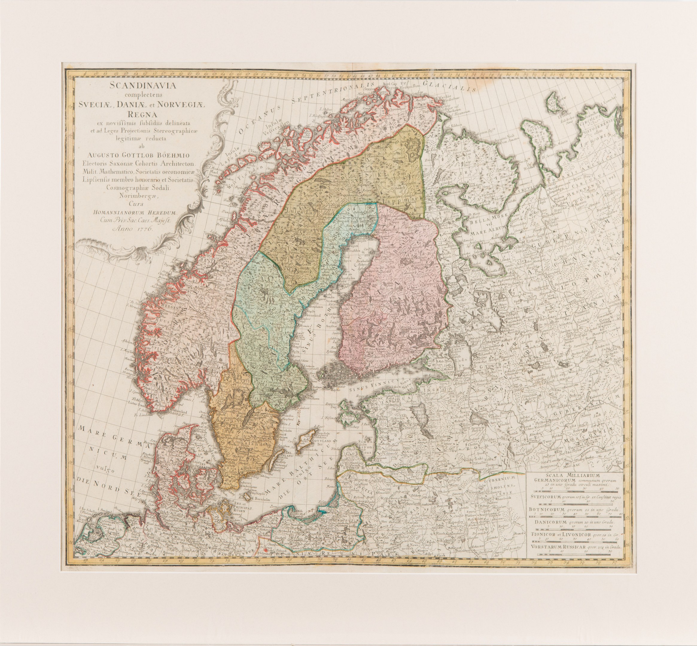 Ein gerahmtes Schwedenkarte, auf der Schweden, Dänemark und Norwegen zu sehen sind, mit schwedischen und norwegischen Provinzen.