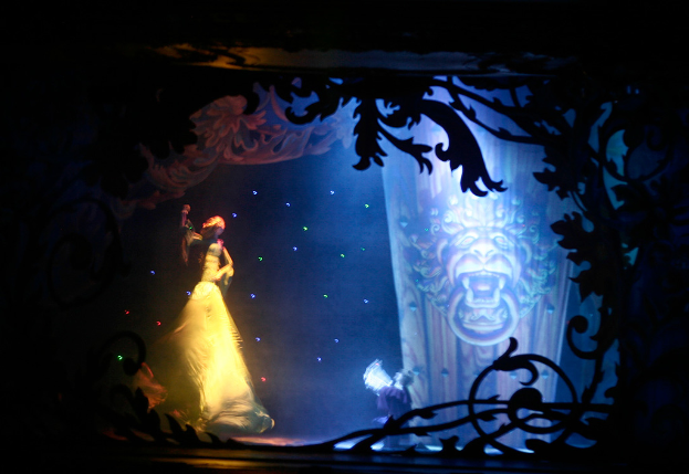 Statuen in der Mitte mit einem Design vorne und Tattoos im Hintergrund.