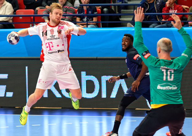 Eine Gruppe von Männern, die Handball auf einem Platz spielen, mit einem Ball in der Mitte der Aktion und Zuschauern im Hintergrund bei einem Spiel zwischen Bayern Munich und Paris Saint-Germain während der Futsal-Weltmeisterschaft 2019.