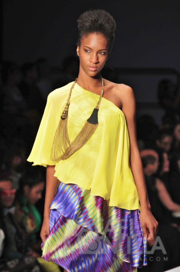 Frauen in der Mitte einer Menge.