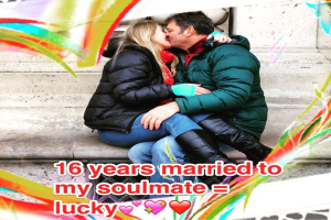 Eine Frau und ein Mann küssen sich, beide tragen Jacken, mit sichtbarem Text auf dem Bild.