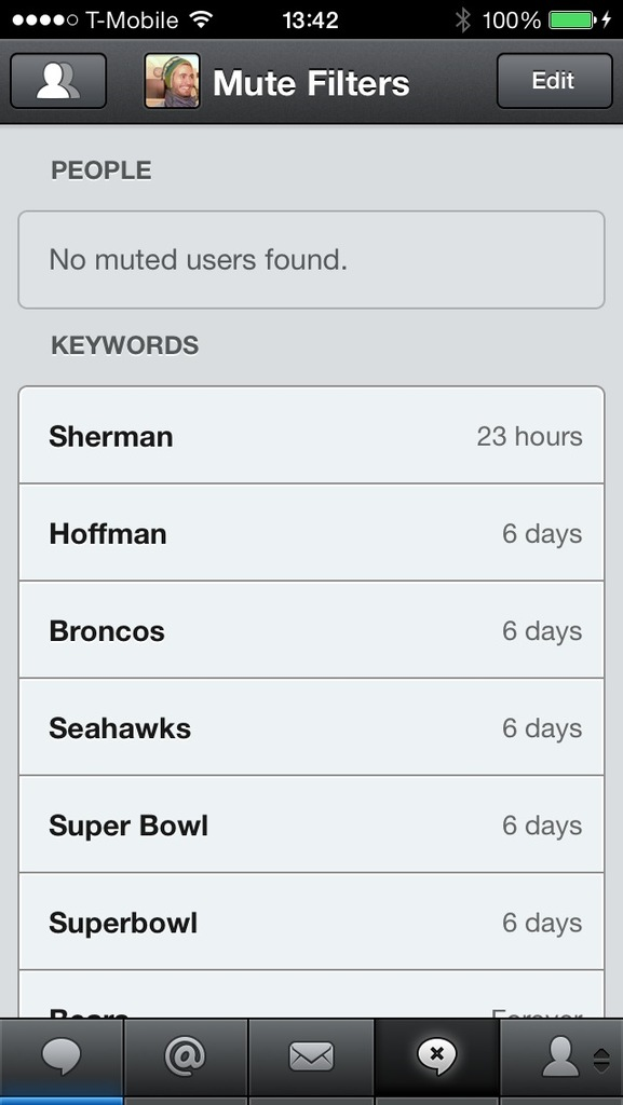Ein mobiles Display mit WiFi-Symbol und einem Akku von 100% und Logos unten.