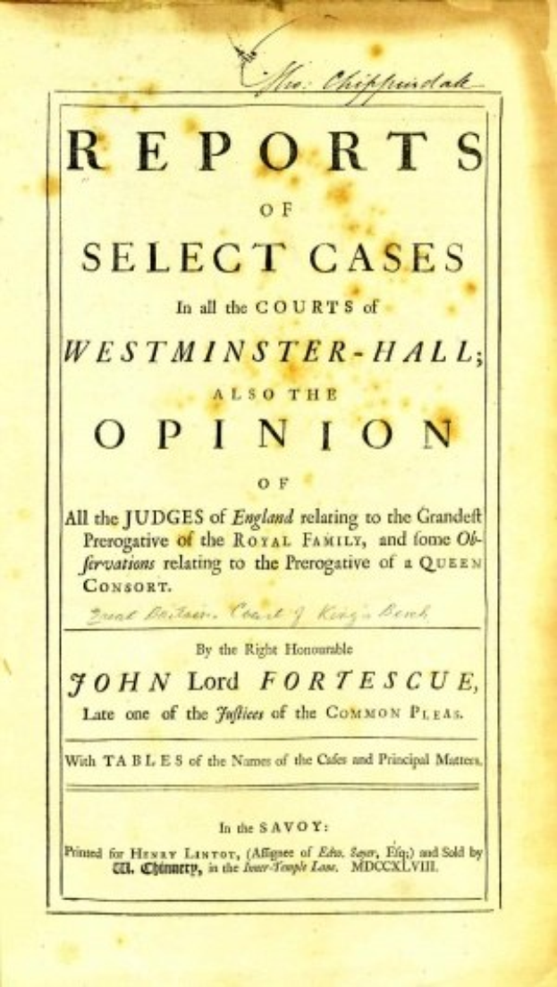 Ein abgenutztes, offenes Buch mit dem Titel "Berichte über ausgew├Ąhlte F├Ąlle in den Gerichten von Westminster-Hall sowie die Meinung von John Lord Fortescue" mit sichtbarem schwarzem Text auf der Seite.