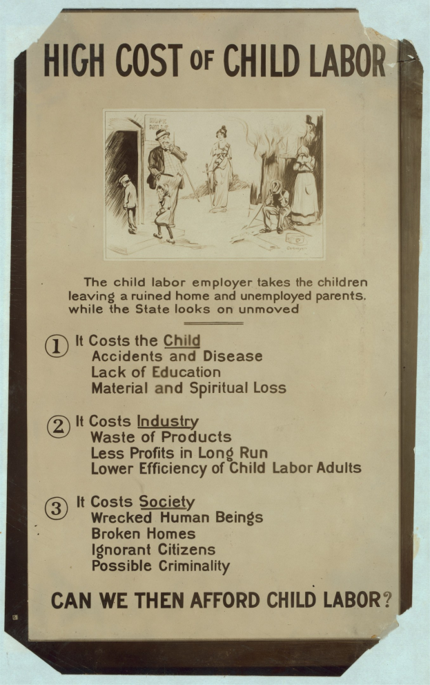 Plakat mit der Überschrift "Hohe Kosten der Kinderarbeit" auf blauem Hintergrund, weißer Schrift und weißem Rand, mit einem kreisförmigen Arrangement von Gesichtern verschiedener Menschen.