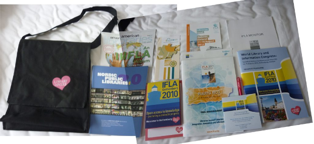 Eine Tasche mit den Worten 'Bibliotheksliebhaber' darauf und einige Bücher liegen auf einem Bett.