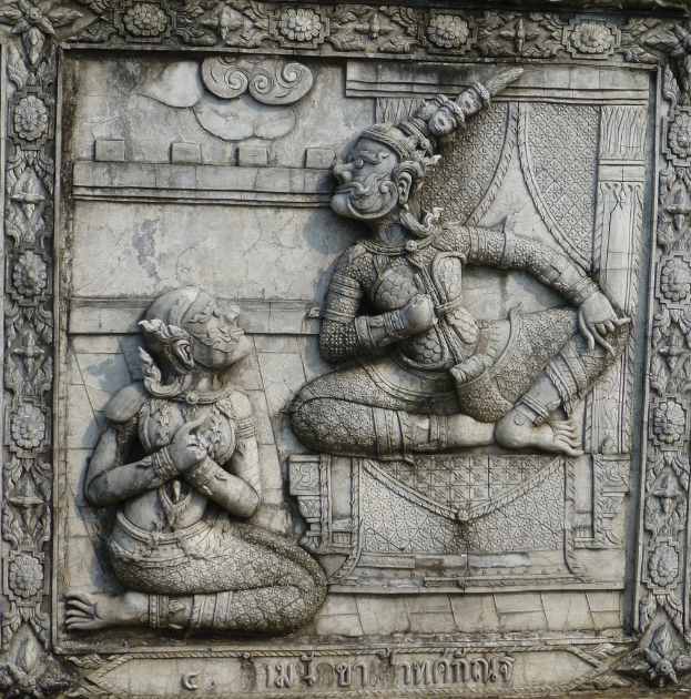 Sculpturen an einer Wand angebracht.