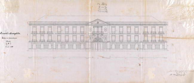 Ein detailliertes Grundrissbild eines großen Gebäudes im ersten Stock auf einem Blatt Papier, das den Aufbau mit dem Eingang, Säulen und anderen Merkmalen zeigt, begleitet von beschreibendem Text.