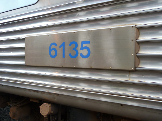 Ein Nahaufnahmebild eines Fahrzeugs mit seinem Nummernschild.