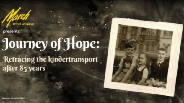 Ein Plakat mit dem Titel "Reise der Hoffnung: Rückblick auf den Kindertransport nach 85 Jahren" zeigt eine Gruppe strahlender Menschen auf der rechten Seite und Text auf der linken Seite vor einem hellblauen Himmel mit weißen Wolken.