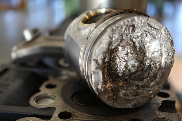 Ein Metallwerkzeug ist zu sehen, mit einem unklaren Hintergrund.